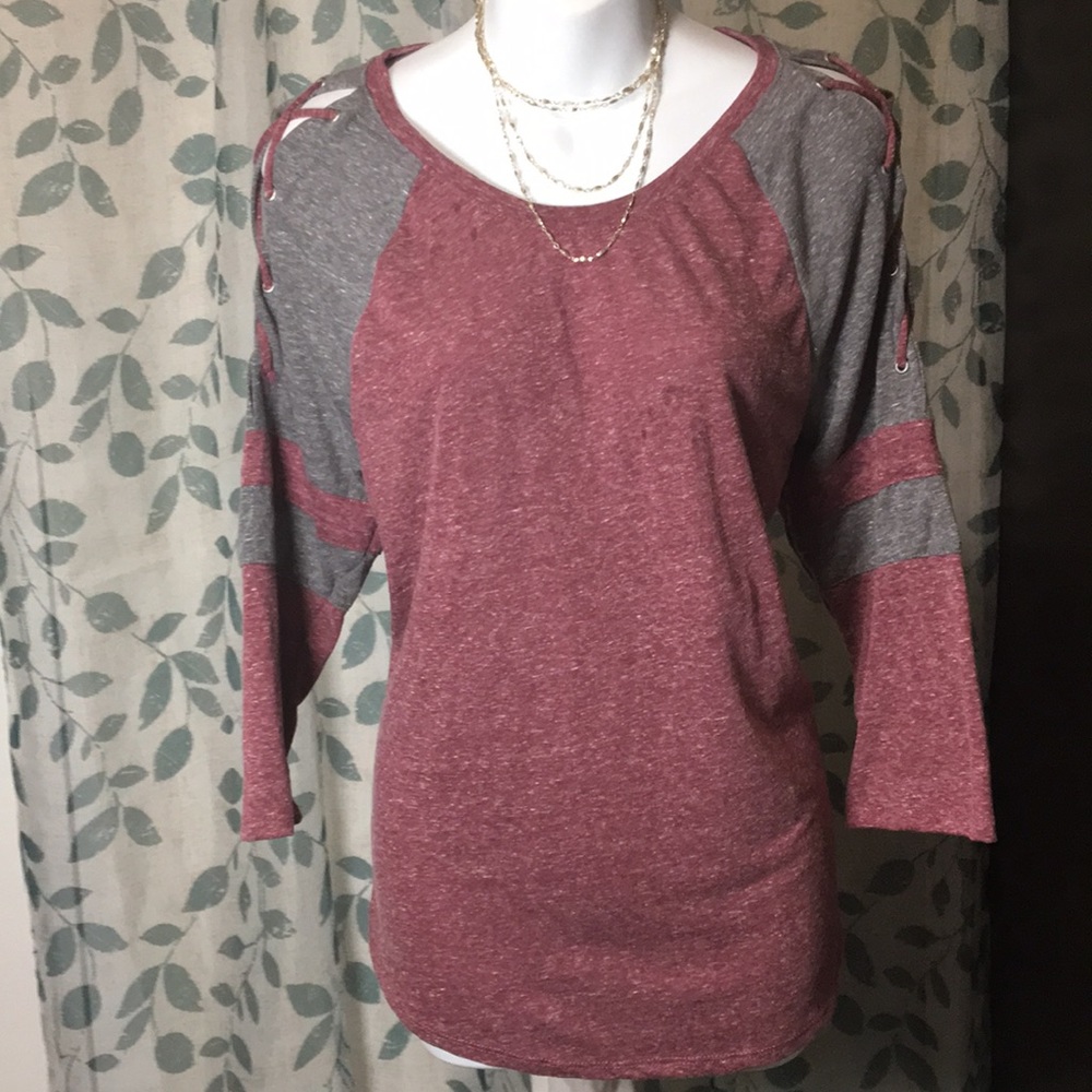 ❤️Open shoulder, no boundaries XL T-shirt❤️